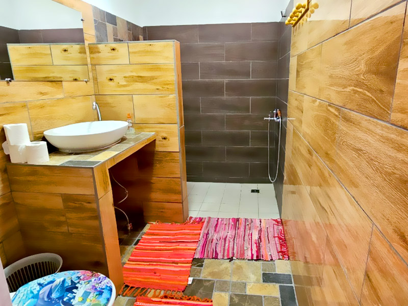 Guest bathroom at the Maupiti guesthouse