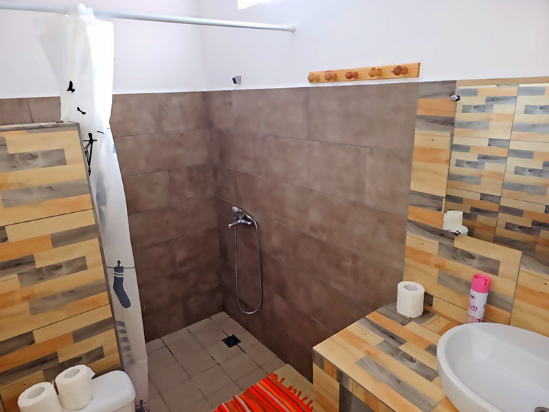 Guest bathroom at the Maupiti guesthouse