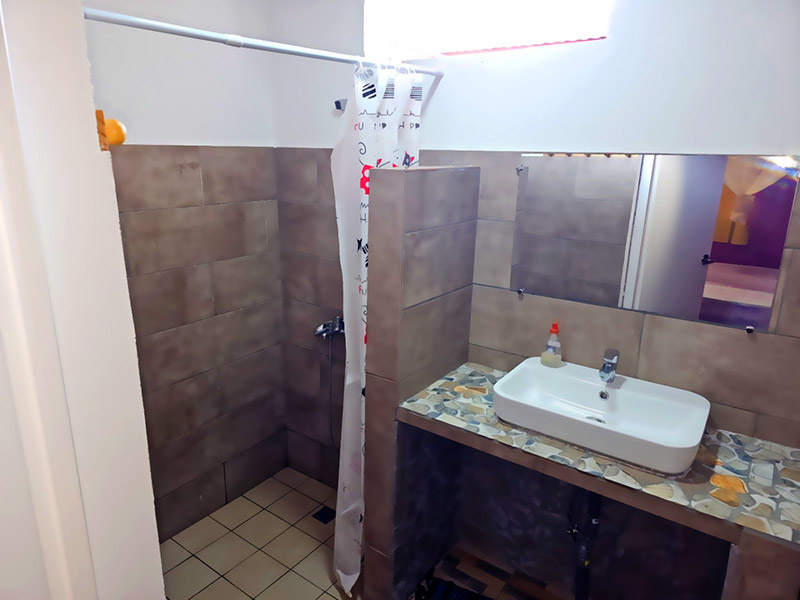 Guest bathroom at the Maupiti guesthouse